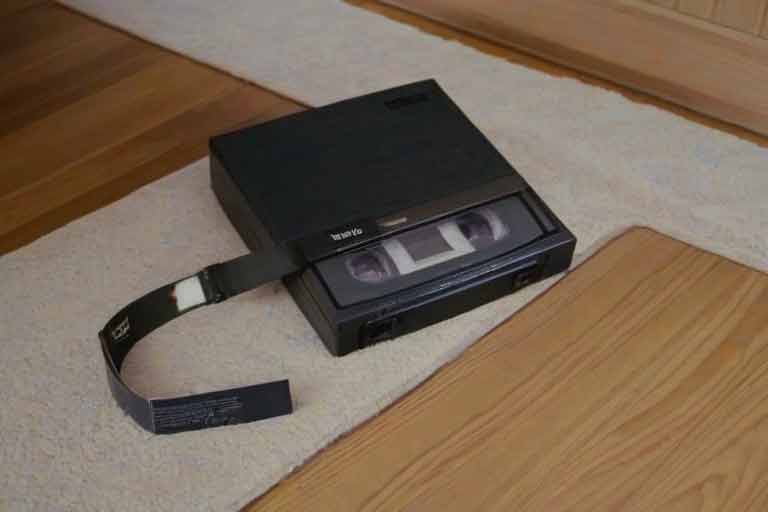 ¿Qué recomendaciones de almacenamiento a largo plazo existen para mis videos digitales provenientes de las cintas VHS?