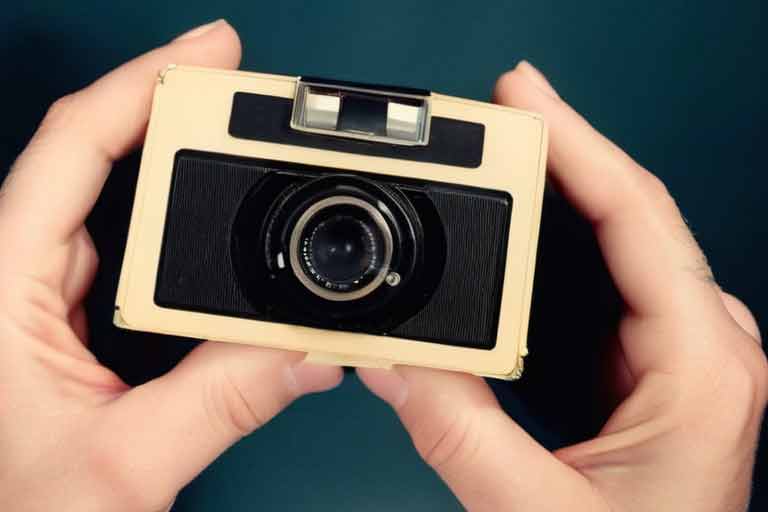 ¿Cómo puedo mejorar la pérdida de color y saturación en las imágenes en la conversión de cintas 8MM a digital?