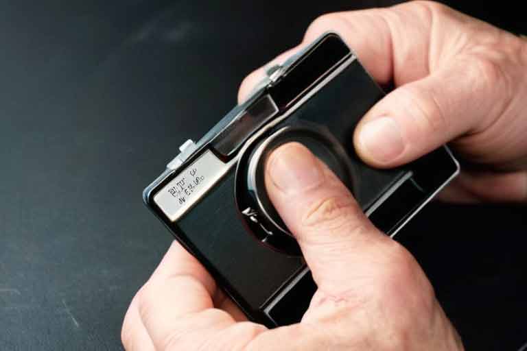 ¿Cómo puedo reparar la inestabilidad en la reproducción de la cinta al realizar la conversión en digital?